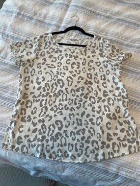 Women’s Short-Sleeve Leopard Print Blouse in Cream and Gray